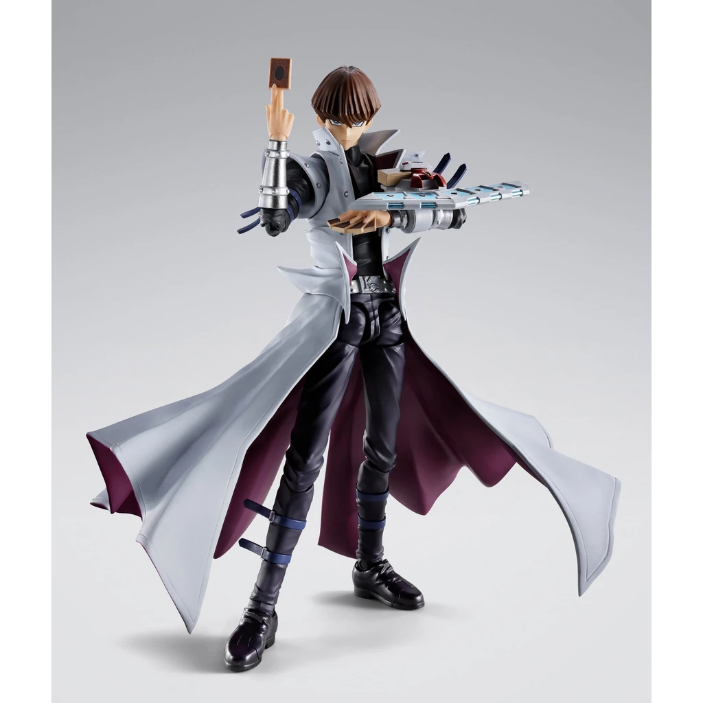 Bewegliche Seto Kaiba Figur in dynamischer Duellpose mit Spielkarten