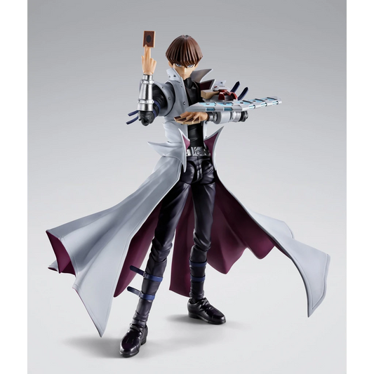 Bewegliche Seto Kaiba Figur in dynamischer Duellpose mit Spielkarten