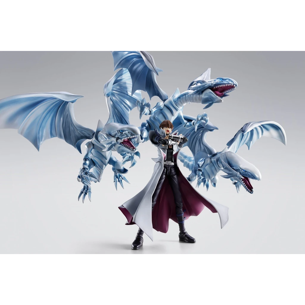 Seto Kaiba S.H.Figuarts in Siegerpose vor drei Blue-Eyes White Dragons