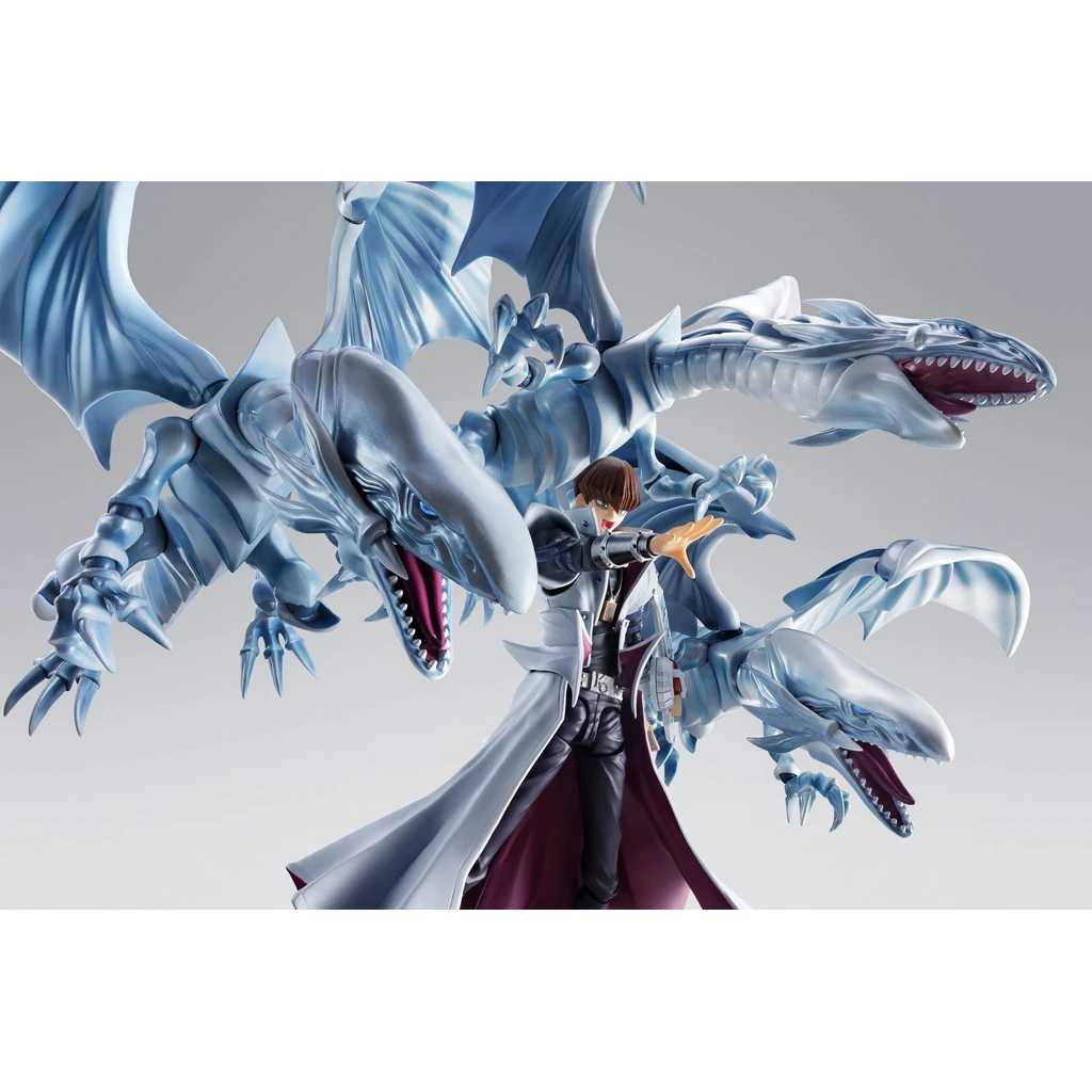 Seto Kaiba mit drei separat erhältlichen Blue-Eyes White Dragon Figuren