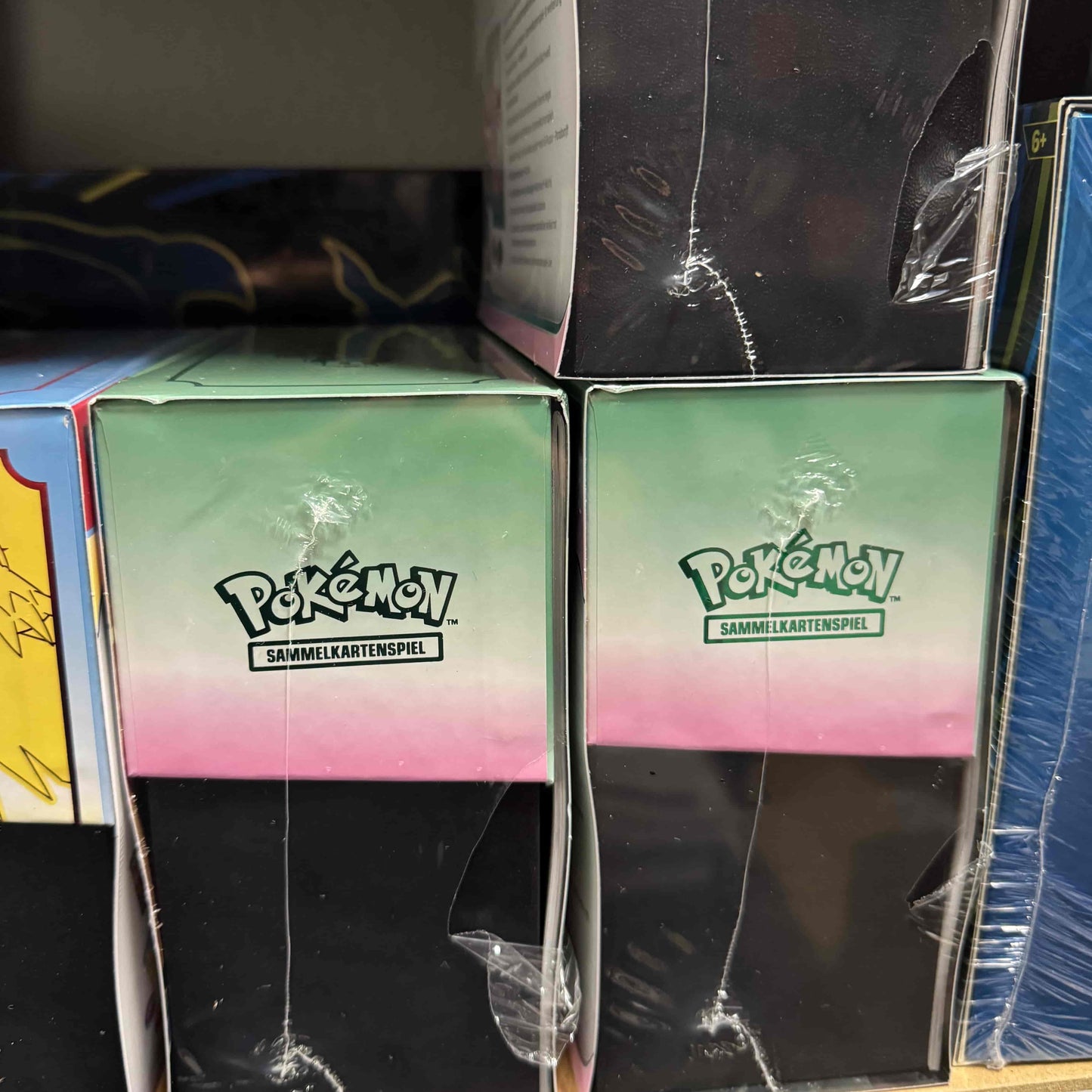 *B-WARE - Pokemon - Karmesin & Purpur KP06 Paradoxrift Eisenkrieger Top Trainer Box TTB [DE]
