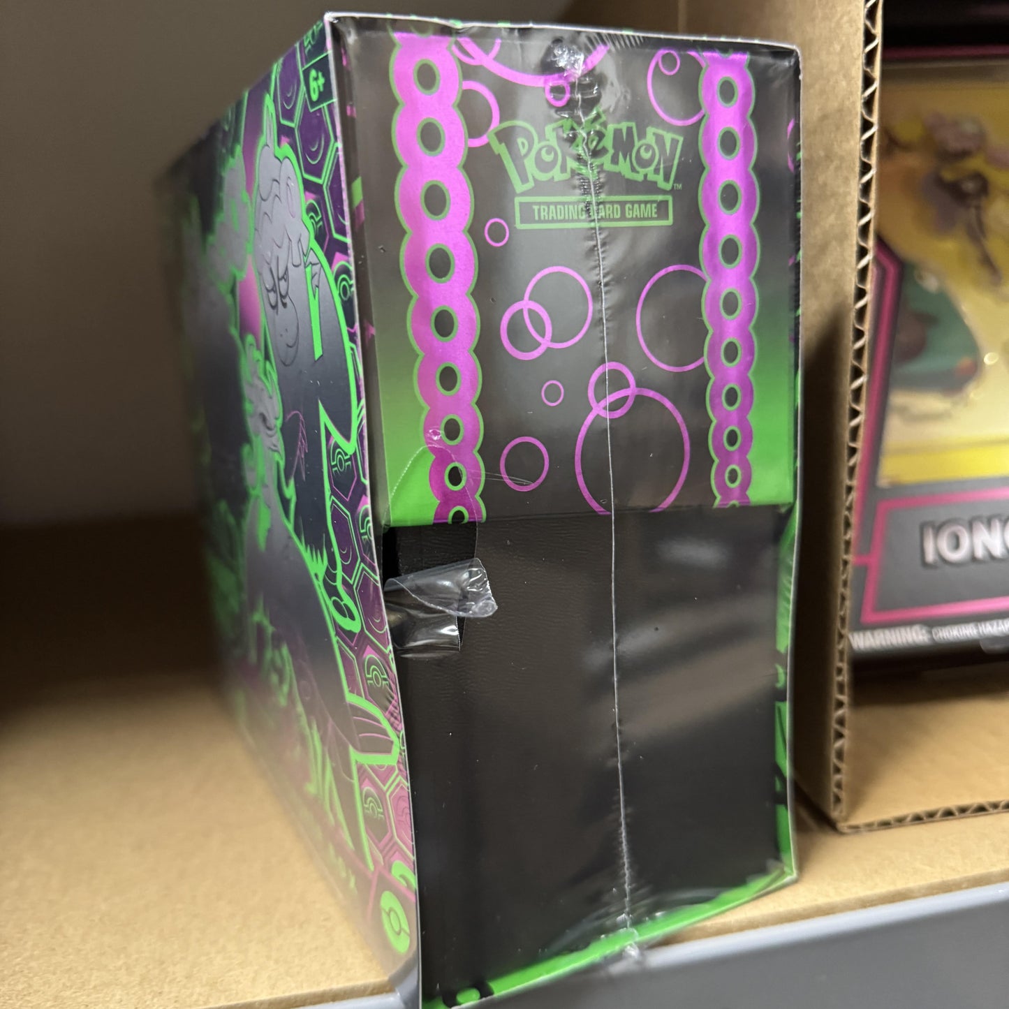*B-WARE Pokemon - Karmesin & Purpur 06.5 Nebel der Sagen Elite Trainer Box ETB [EN]