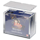 Magnetisches One Piece OP01 Acryl Case mit geöffnetem Deckel und Beispieldisplay
