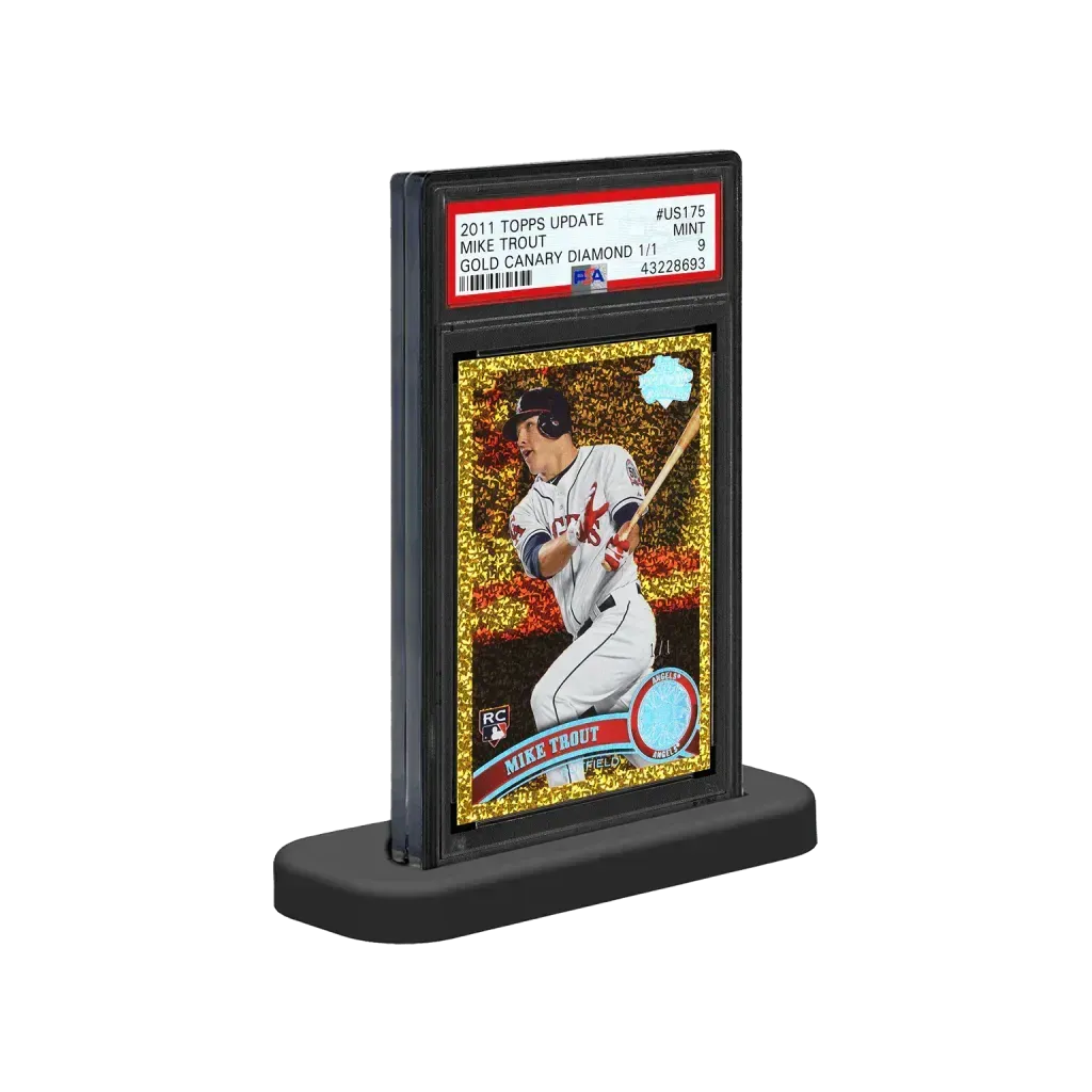 Schwarzer Ultra PRO Kartenständer mit eingesetztem PSA Graded Card Slab als Anwendungsbeispiel