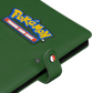 Pokemon-Logo und Pokeball-Verschluss des grünen Ultra PRO Premium Snap Binders im Detail