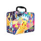 Pokémon Sammelkoffer Herbst 2024 – Metallbox mit Pikachu-Artwork, zeigt Inhalt: Boosterpacks, Promokarten, Sticker, Münze und Mini-Portfolio