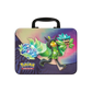 Pokémon Sammelkoffer Herbst 2024 – Metallbox mit Pikachu-Artwork, zeigt Inhalt: Boosterpacks, Promokarten, Sticker, Münze und Mini-Portfolio